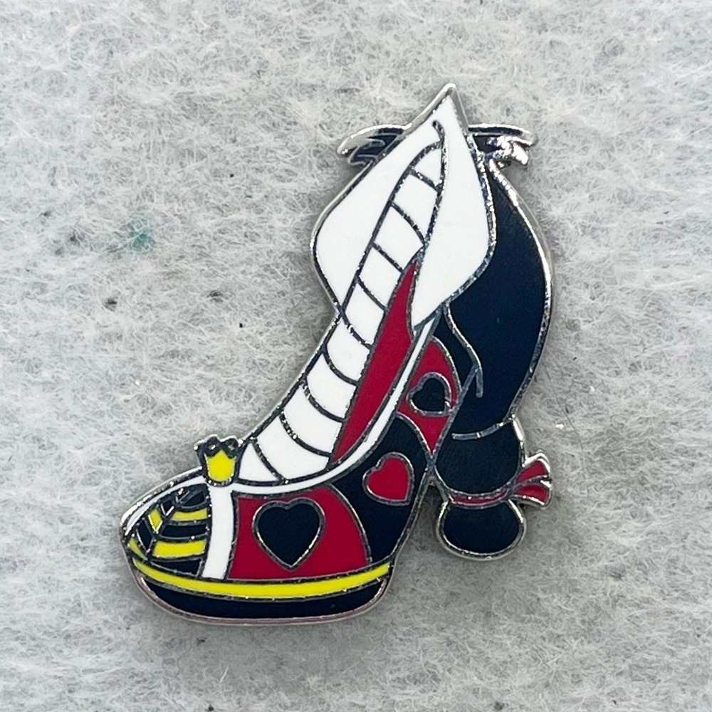 🔮 5/$25 Disney Alice in Wonderland Queen Of Hearts High Heel Pin